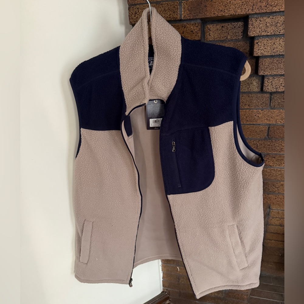 G.H. Bass & Co. Men’s Navy and Beige Fleece Vest